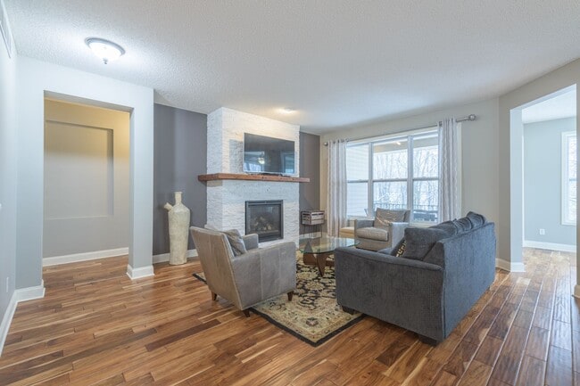 Building Photo - Nice 3 Bed in Great Eden Prairie Location,...