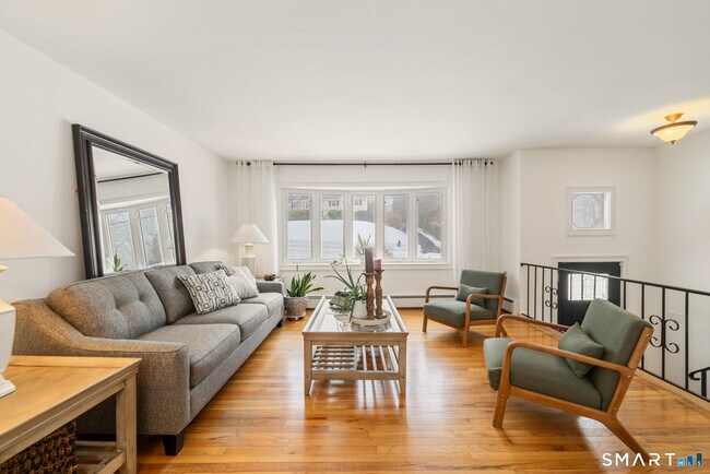 Foto del edificio - 16 Cushing Dr