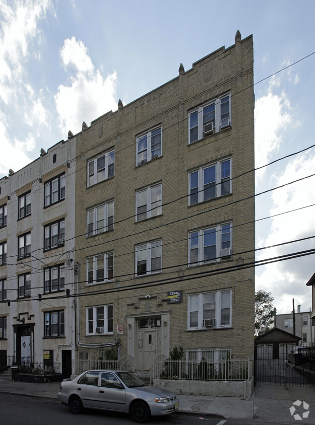 11 Armstrong Avenue - 11 Armstrong Ave