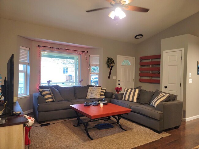 Foto del edificio - 3 Bedroom Home in convenient Poulsbo locat...