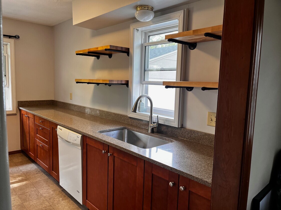 kitchen quartz countertops - 4151 Rahn Rd