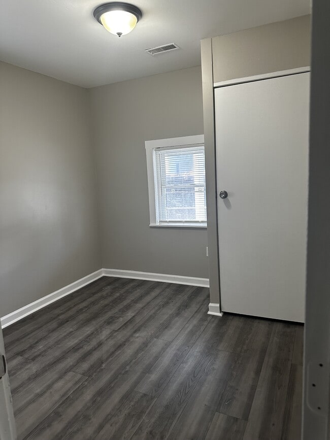 Building Photo - 420 Elm St