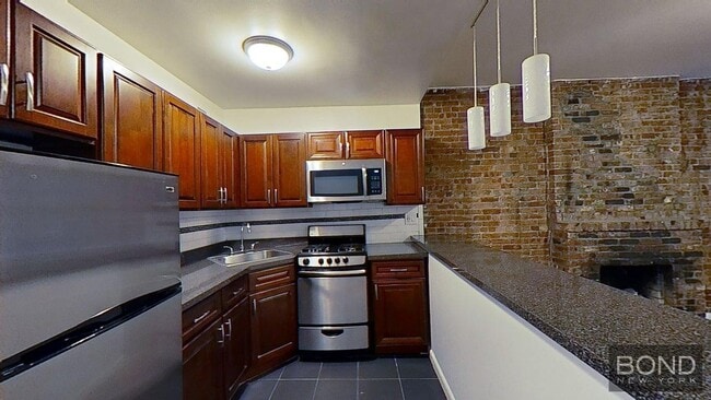 Building Photo - 251 W 26th St