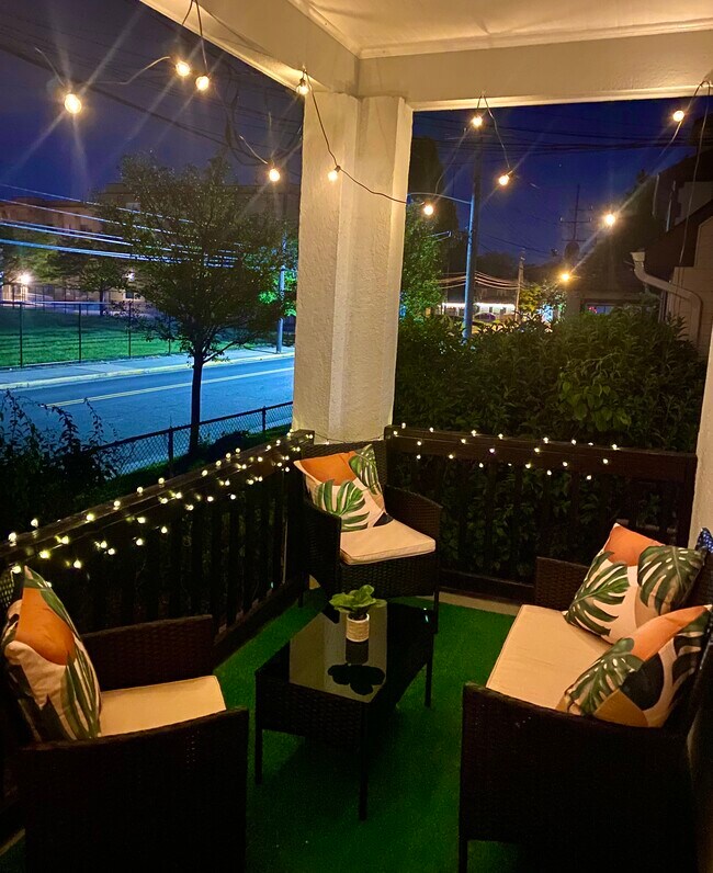 ¿Patio delantero de noche con luces de cadena? - 1309 Bangs Ave