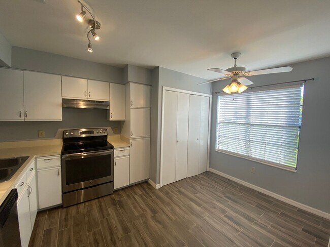 Foto del edificio - 3/2.5 IN BEACON HILL WITH BRICK FIREPLACE