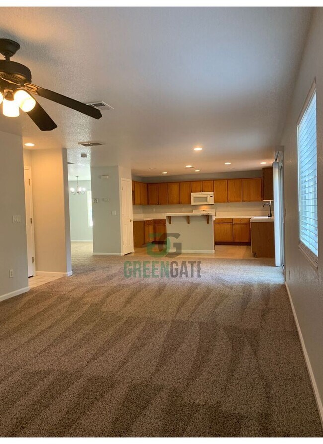 Building Photo - Two story 4 bedroom, 2.5 bath home in Stoc...