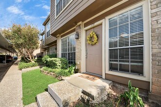 Building Photo - 1860 White Oak Dr