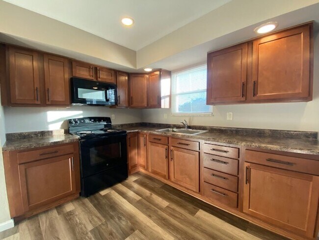 Foto del edificio - Welcome to this charming two-bedroom, one-bathroom double located in the heart of Springfield, OH+