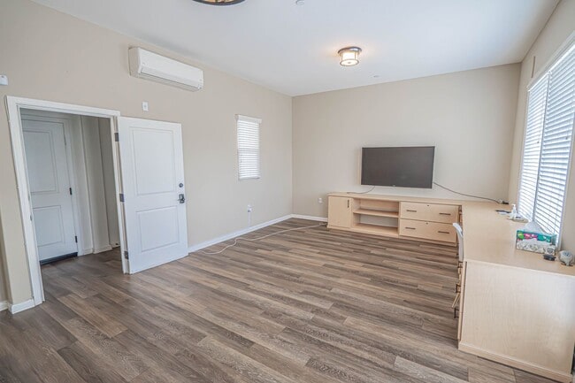 Building Photo - Unique 4-Bedroom, 3-story Live/Work Townhouse in the lushly landscaped Villa Metro Community!