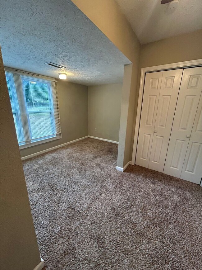Building Photo - Very Nice 3 Bedroom 1.5 Bath House - A Mus...