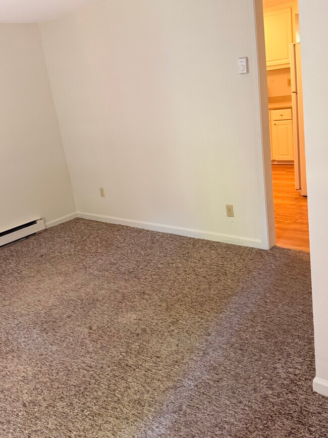Sala de estar - 296 Turners Falls Rd