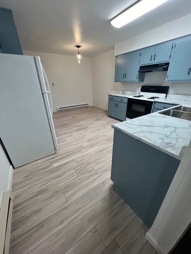 Laundry Rm to Kitchen - 522 S Johnson St