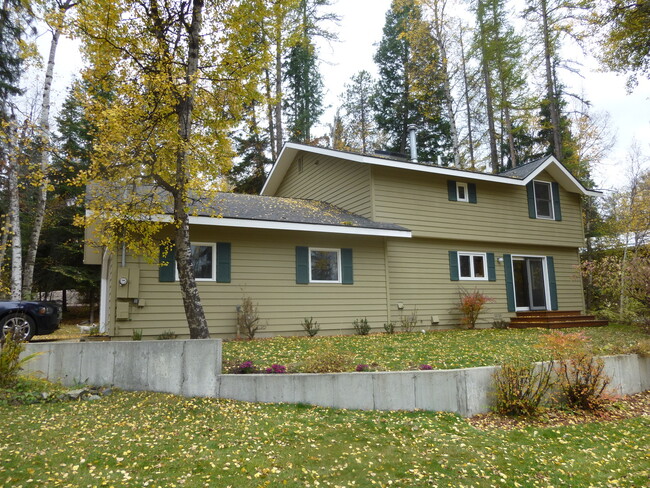 Building Photo - Fabulous 4 bedroom/ 2 bath home with Lake ...