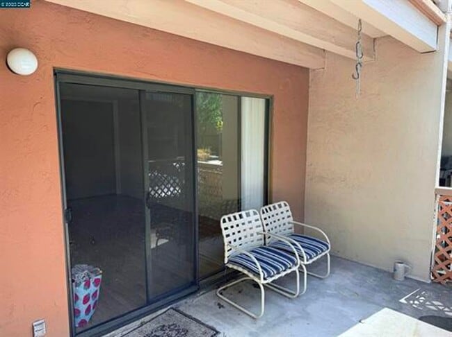 Building Photo - Great commute location close to downtown W...