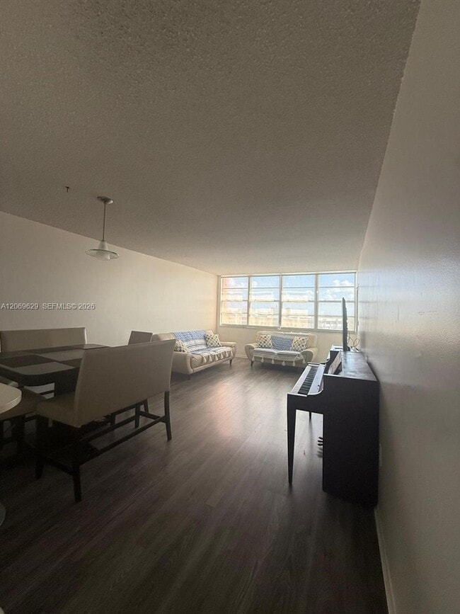 Foto del edificio - 1351 NE Miami Gardens Dr