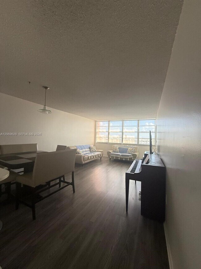 Building Photo - 1351 NE Miami Gardens Dr
