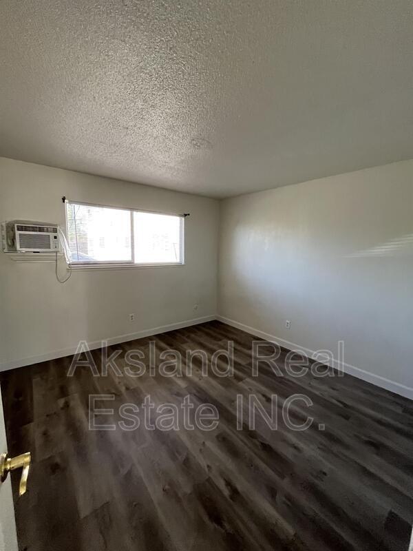 Foto del edificio - 4555 Davis Ave