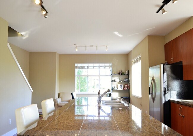 Foto del edificio - Desirable location/Redmond Ridge! Modern but functional. Great layout for entertaining guest or c...