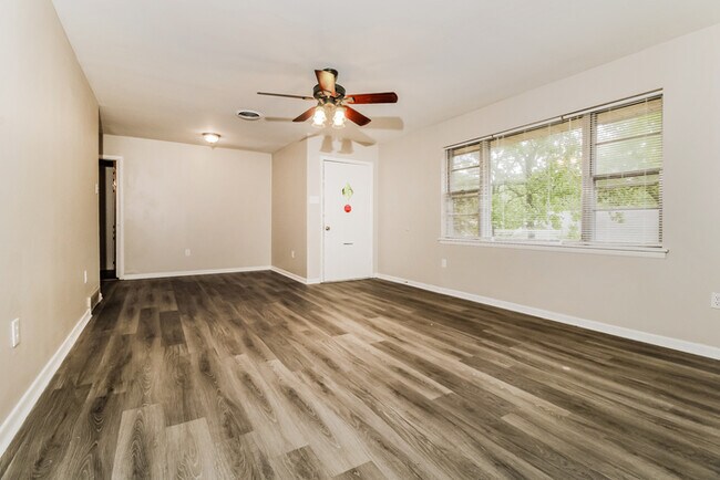 Foto del edificio - 1600 Grove Hill Rd