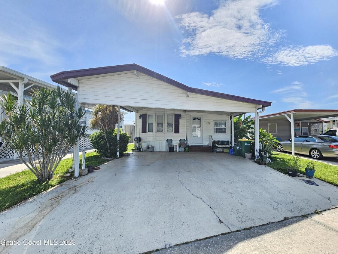Foto principal - 55+ in Quiet Gated Community