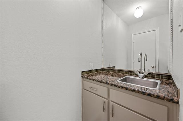 Foto del edificio - 5126 Collinwood Ave