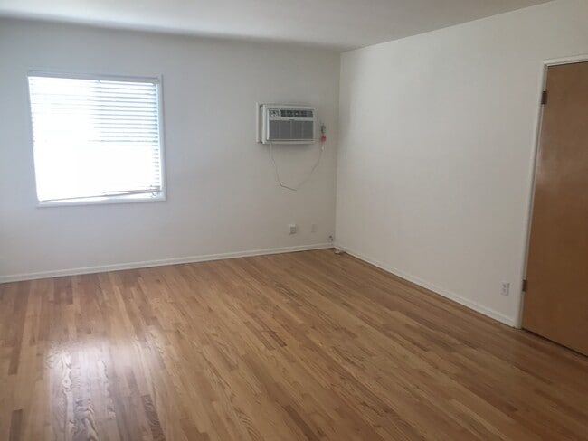 Building Photo - Thompson