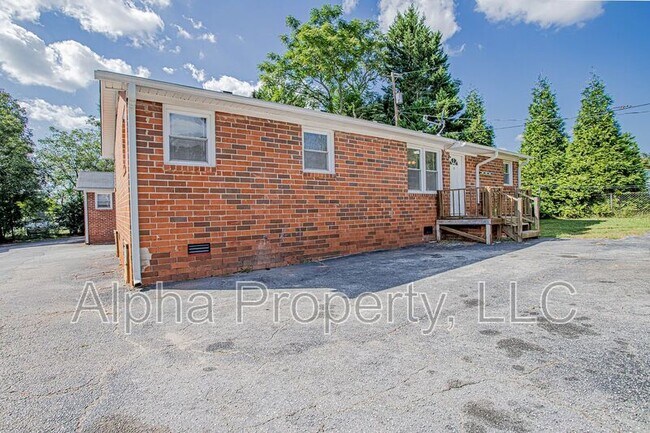 Building Photo - Greer Apartments