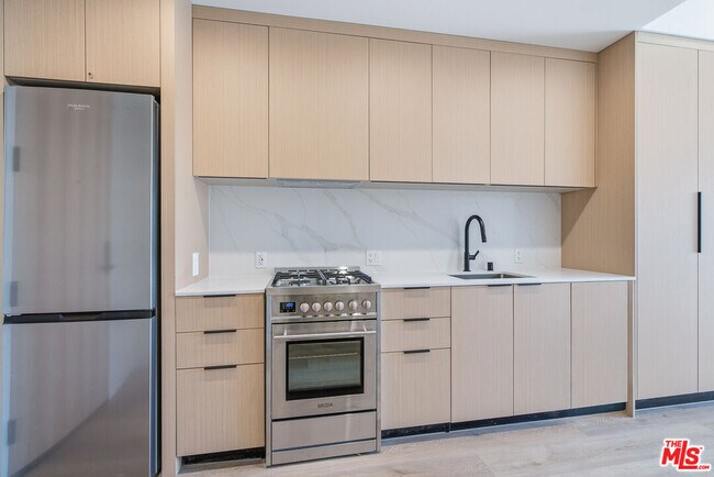 Foto del edificio - 3555 Overland Ave