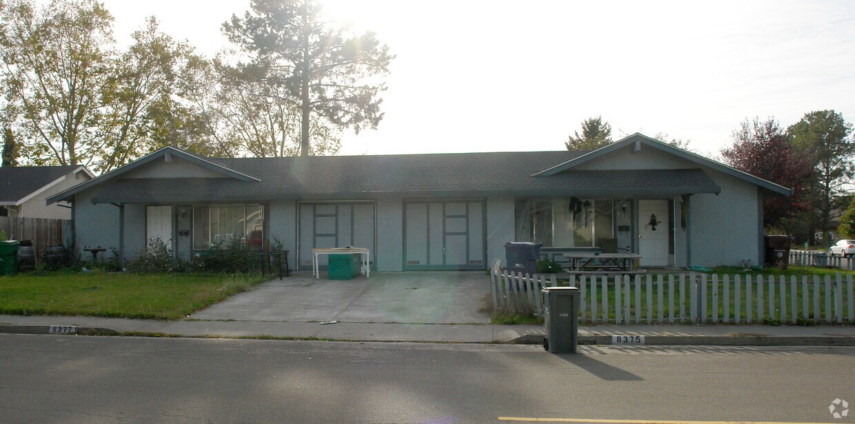 Foto del edificio - 8375 Lakewood Ave