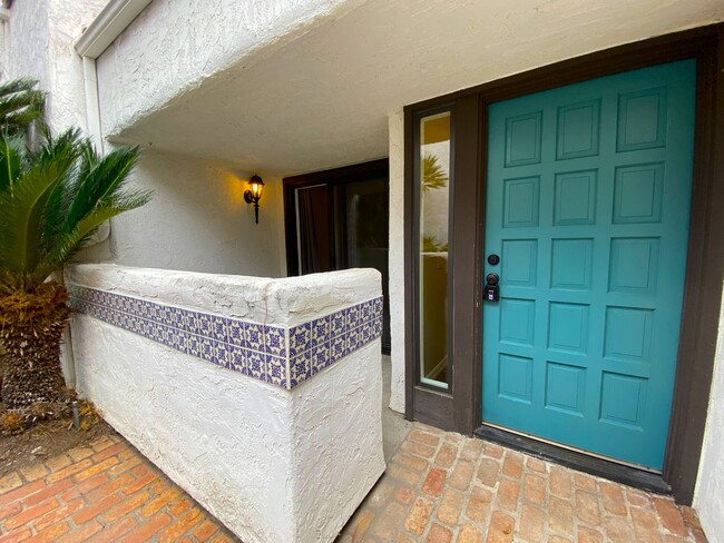 Building Photo - Spacious 2 Bedroom Escondido Condo!