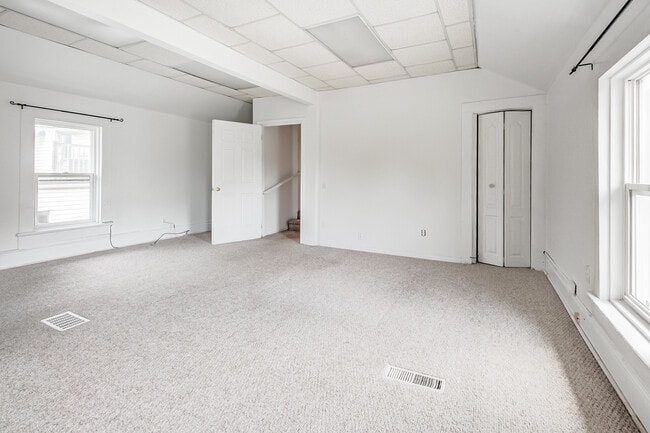 Building Photo - 190 Victoria St N