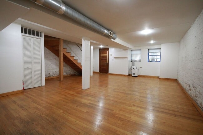Building Photo - 706 S Claremont Ave