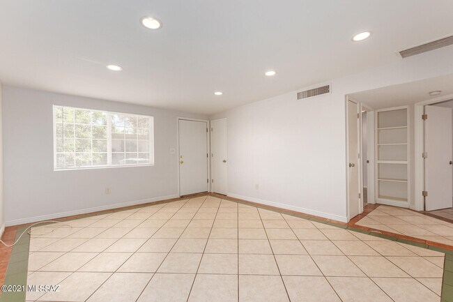 Building Photo - 3640 E Lee St