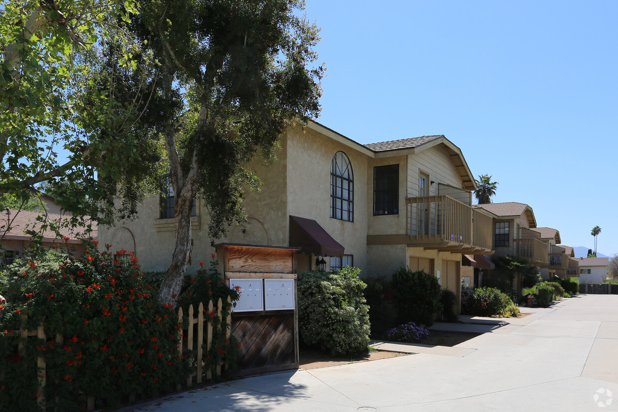 Primary Photo - 1123 Persimmon Ave