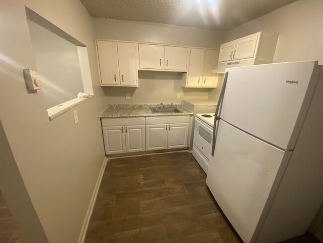 Foto del edificio - Room in Condo on Alamance Church Rd