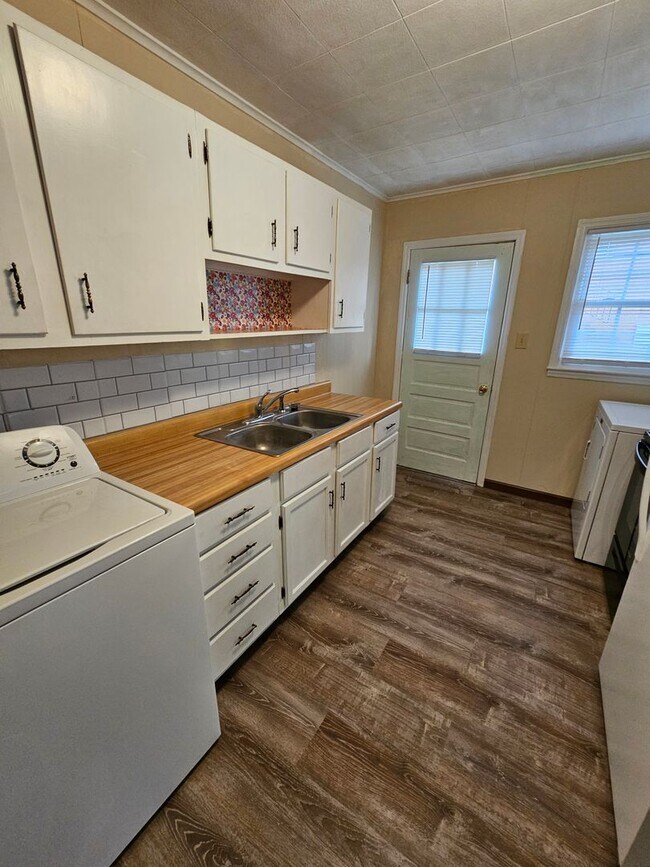 Building Photo - 1 BR Duplex in High Point