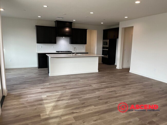 Foto del edificio - Stunning 4-Bedroom Home!