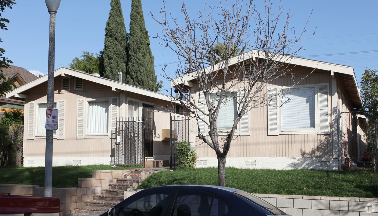 Primary Photo - 740-746 Daisy Ave