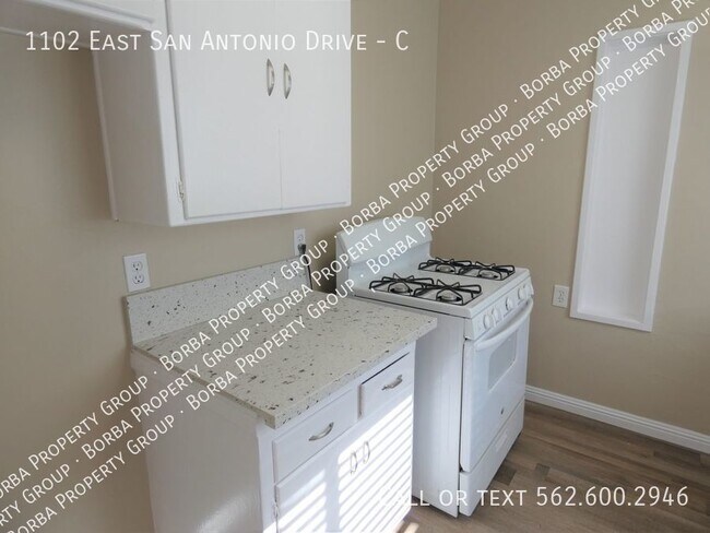 Foto del edificio - 1 BEDROOM | 1 BATH IN A GATED BUILDING WIT...