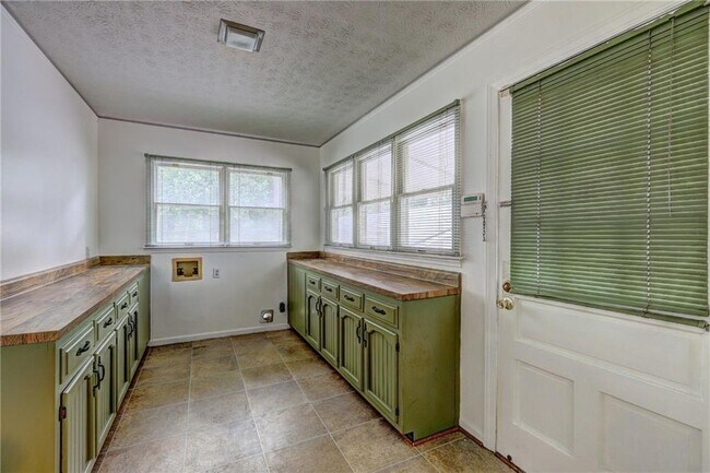 Foto del edificio - 3274 Harris Dr