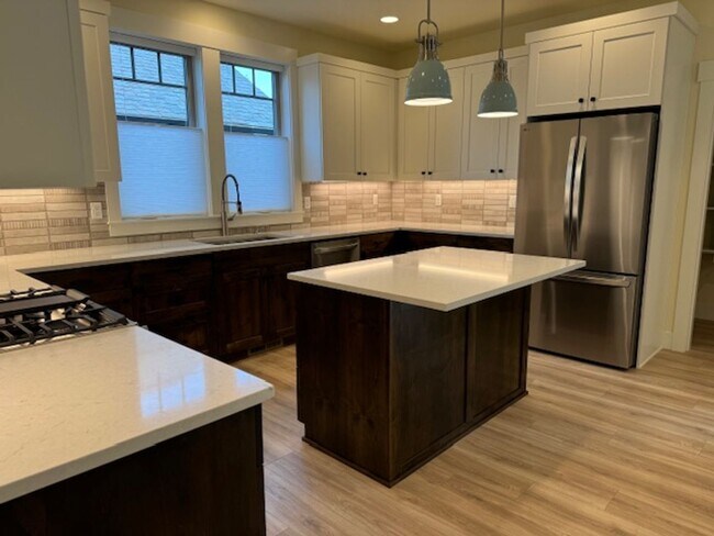 Foto del edificio - Work & Live in Super desirable North West Crossing. Unique 2 bedroom three three bath home. Profe...