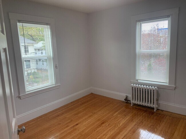 Building Photo - Awesome five bedroom apartment