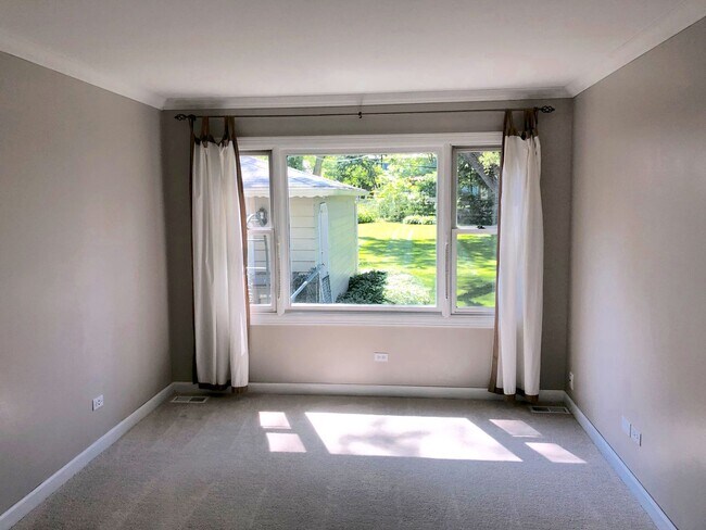 Building Photo - Well Maintained 3Bed/2Bath Single Family HUGE Backyard!