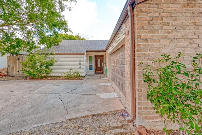 Foto del edificio - 11802 Poplar Creek Dr