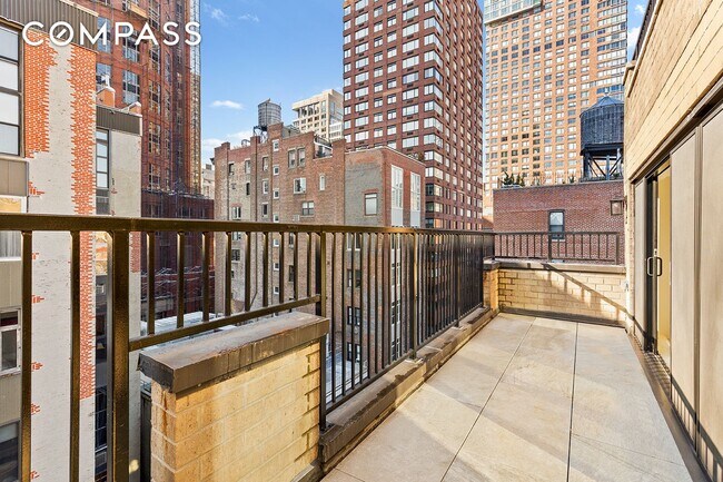 Building Photo - 48 W 68th St