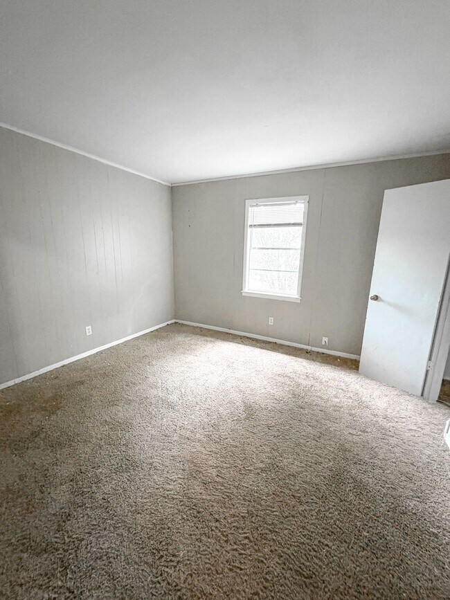 Building Photo - 3bedroom home with Large yard and Shop