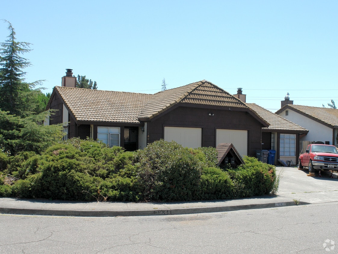 Primary Photo - 128 Bond Ave