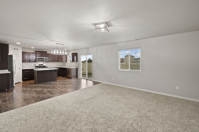 Foto del edificio - Beautiful 4-Bedroom Home on Benecia Drive ...