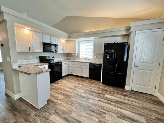 Foto del edificio - Spacious 3 bed, 2.5 bath home in Central Fort Collins