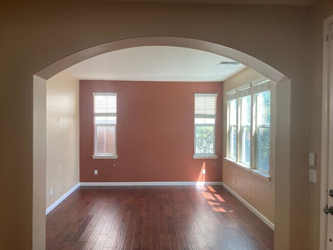 Building Photo - Mountain House 4 bed 2.5 bath Altamont Vil...